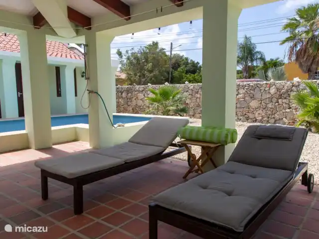 villa huren in Bonaire, Bonaire, Belnem – Cas Bon Majeti De meeste tijd brengt u op Bonaire buiten door. Daarom zijn onze porches voorzien van diverse avondverlichting en comfortabele stoelen.