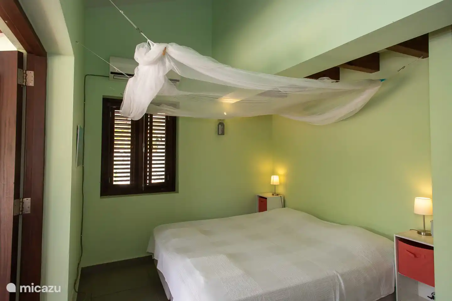 The bedrooms are equipped with air conditioning, ventilation, large mosquito net, seat and wardrobe and have direct access to one of the porches and to a private bathroom with shower and toilet.