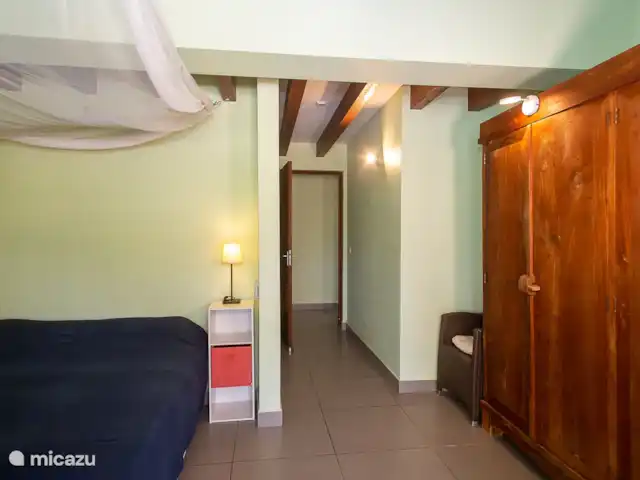 villa huren in Bonaire, Bonaire, Belnem – Cas Bon Majeti De slaapkamers  zijn voorzien van airconditioning, ventilatie, grote klamboe, zitje en kledingkast en hebben een directe toegang tot een van de porches en tot een eigen badkamer met douche en toilet.