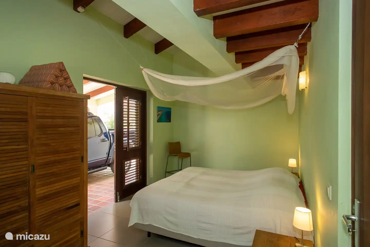 The bedrooms are equipped with air conditioning, ventilation, large mosquito net, seat and wardrobe and have direct access to one of the porches and to a private bathroom with shower and toilet.