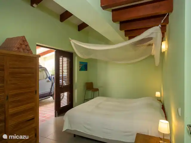 villa huren in Bonaire, Bonaire, Belnem – Cas Bon Majeti De slaapkamers  zijn voorzien van airconditioning, ventilatie, grote klamboe, zitje en kledingkast en hebben een directe toegang tot een van de porches en tot een eigen badkamer met douche en toilet.