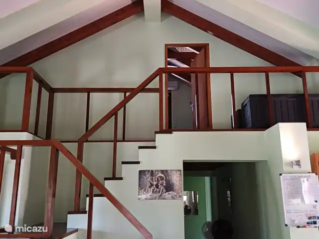 villa huren in Bonaire, Bonaire, Belnem – Cas Bon Majeti Vooraanzicht trap naar de zolder met slaapkamer.