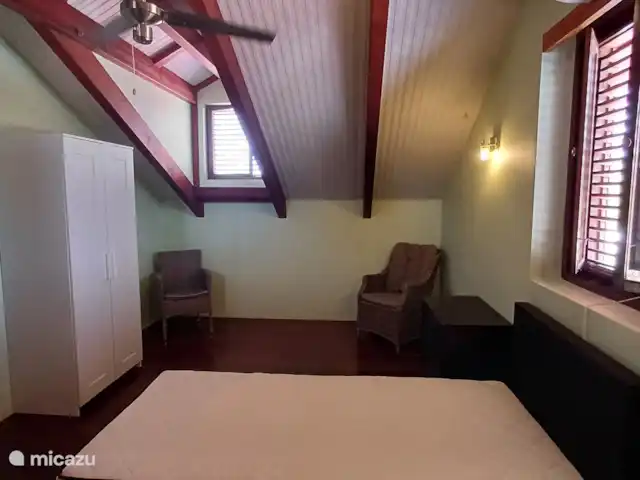 villa huren in Bonaire, Bonaire, Belnem – Cas Bon Majeti Zolderkamer met airconditioning en plafondventilator