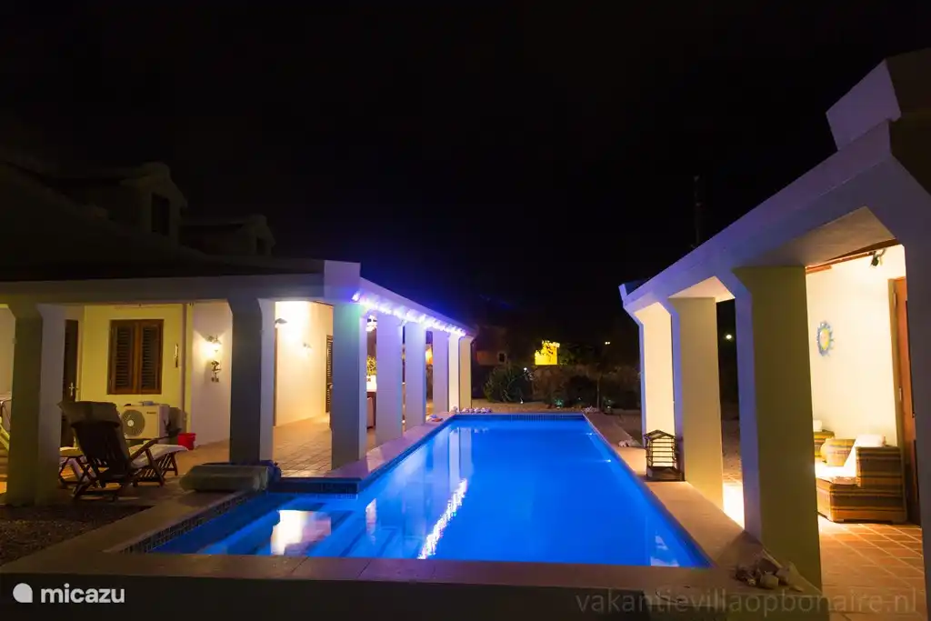 Bonaire also evenings are beautiful! See the wonderful starry even from our pool and discover the constellations. Large swimming pool with steps, 10 x 3 meters. Equipped with night lighting and outdoor shower. Depth: 1.75 meters.
