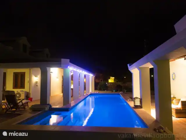 villa huren in Bonaire, Bonaire, Belnem – Cas Bon Majeti Bonaire kan ook 's avonds mooi zijn! Bekijk de wondere sterrenhemel eens vanuit ons zwembad en ontdek de sterrenbeelden.
Groot zwembad met inlooptrap, 10 x 3 meter. Voorzien van avondverlichting en buitendouche. Diepte: 1,75 meter.