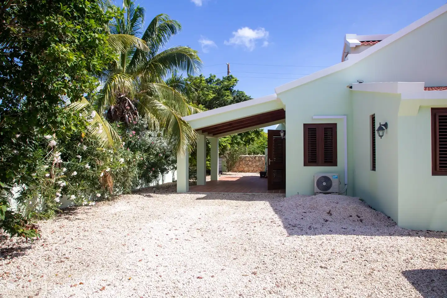 Bon cas Majeti is also accessible for the disabled. There are no barriers are present. Through the back can be driven with a car on one of the porches. You can park your car, if desired, self parking on site.