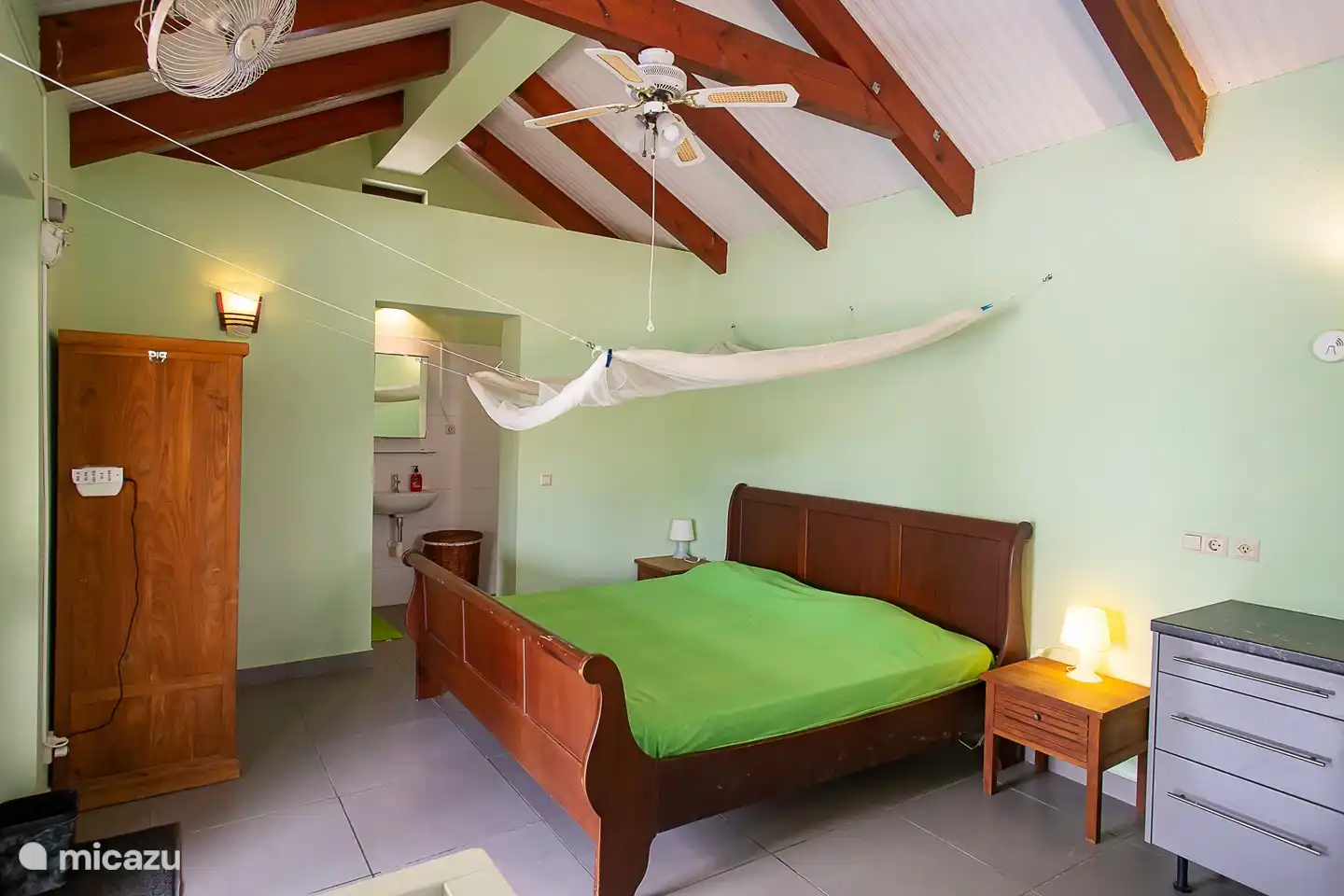 The separate air-conditioned studio contains 2 large double beds, a storage closet, a shower and toilet, a kitchen and seating areas. There is room for an extra bed and / or child seat.