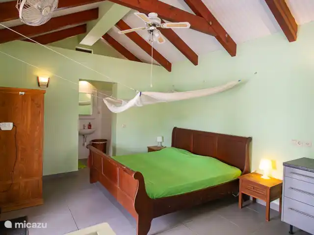 villa huren in Bonaire, Bonaire, Belnem – Cas Bon Majeti De separate studio met airconditioning bevat 2 een groot 2-persoonsbed, een bergkast, een douche en toilet, een keuken en zitjes.
Er is ruimte voor een extra bed en/of kinderzitje.