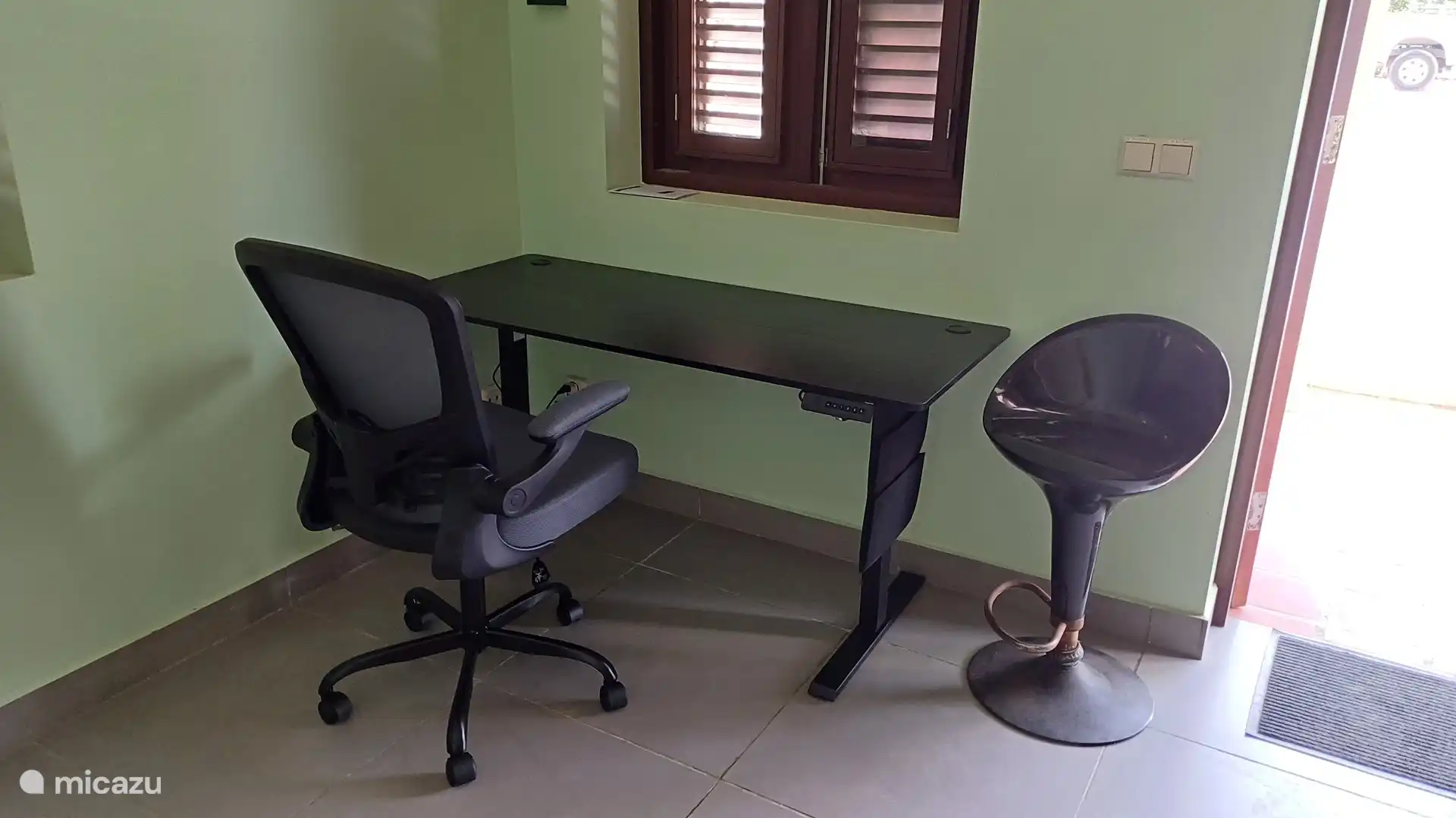 The studio is equipped with a height-adjustable desk and a fixed internet connection (fiber optic)