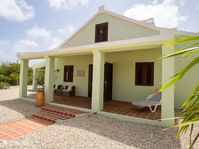 villa huren in Bonaire, Bonaire, Belnem – Cas Bon Majeti Voorzijde Cas Bon Majeti. De plek voor de zonsopgang of om 's avonds heerlijk te relaxen in een van de schommelstoelen!