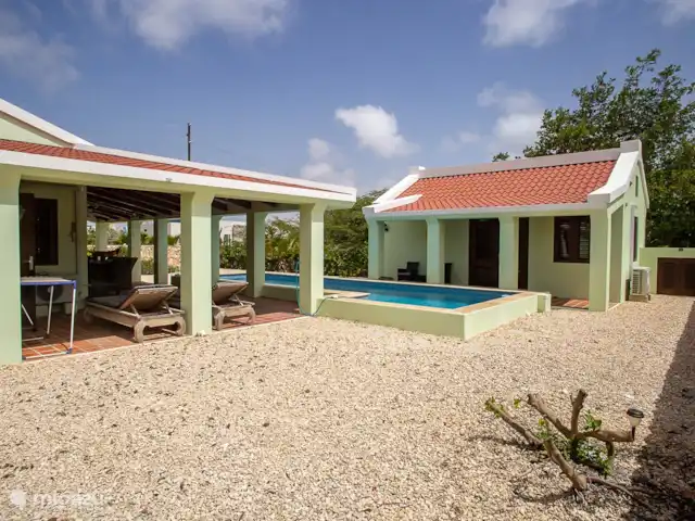 villa huren in Bonaire, Bonaire, Belnem – Cas Bon Majeti De achterzijde. U kunt uw auto met boodchappen of duikspullen het terrein oprijden.