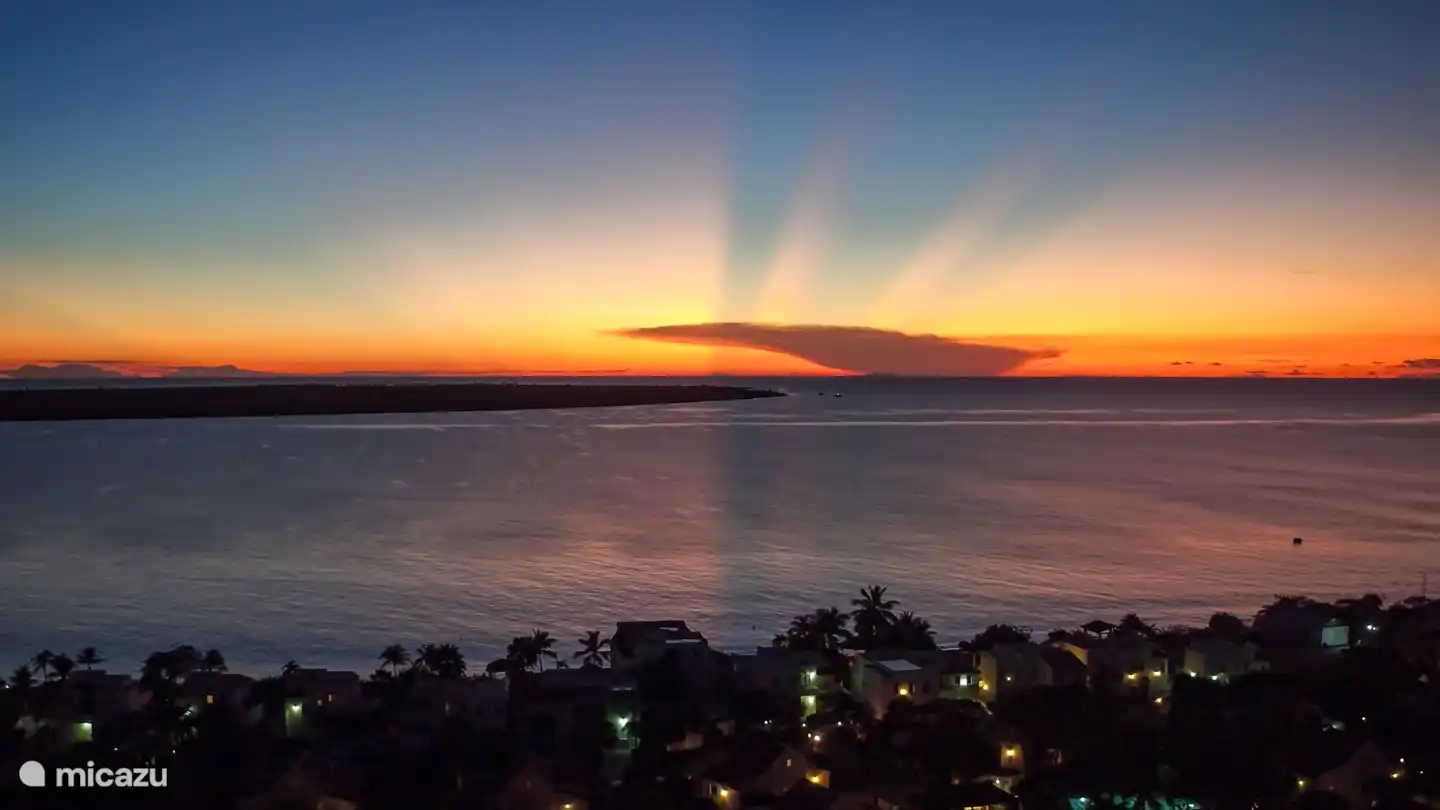 On Bonaire the sun sets at 7 o'clock. The colors are different every day.