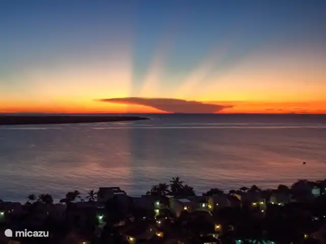 villa huren in Bonaire, Bonaire, Belnem – Cas Bon Majeti Op Bonaire gaat de zon rond 7 uur uur onder. De kleuren zijn elke dag weer anders.