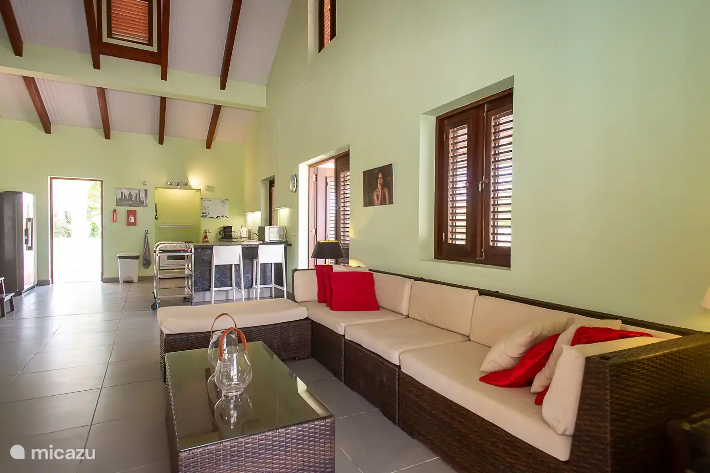 Spacious living room and kitchen with fridge/freezer, dishwasher, 6-burner gas stove, combimagetron and trolley to take all your prepared food with you at once. Main residence: sitting area and stereo set with bluetooth, with fast wireless internet and LCD TV. (HDMI connection)