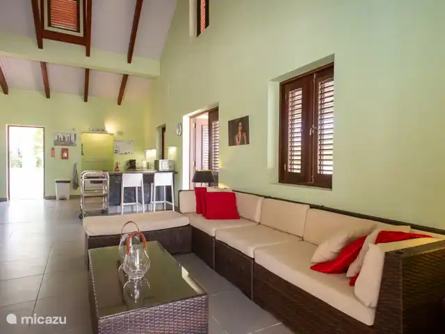 villa huren in Bonaire, Bonaire, Belnem – Cas Bon Majeti Ruime woonkamer en keuken met koelkast/vriezer, vaatwasser, 6-pits gasfornuis, combimagetron en rolwagen om al uw klaargemaakte eten ineens mee te nemen. 
Hoofdverblijf: zithoek en stereoset met bluetooth, met snel draadloos internet en LCD TV. (HDMI aansluiting)