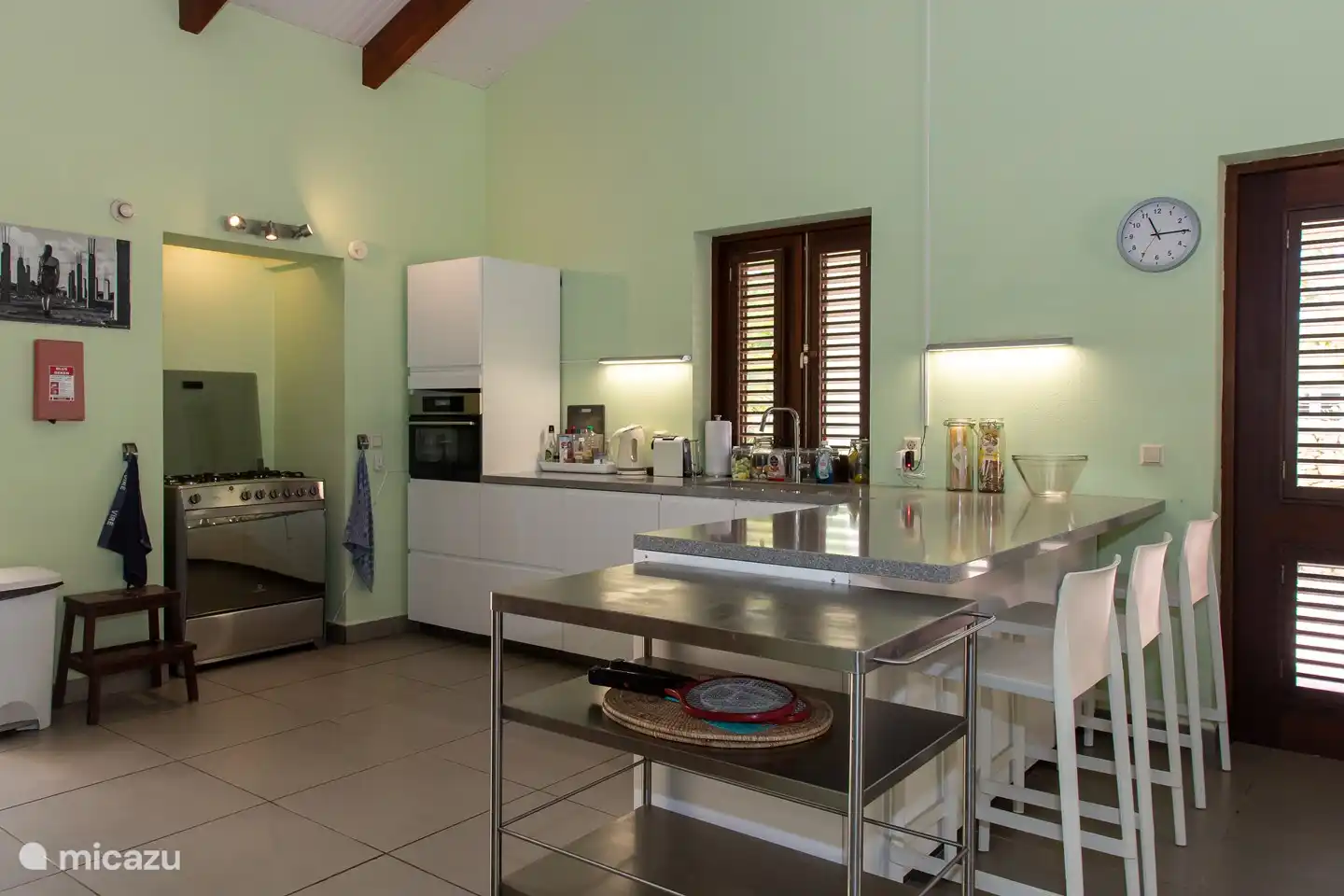 Spacious living room and kitchen with fridge/freezer, dishwasher, 6-burner gas stove, combi microwave and trolley to take all your prepared food with you in one go.