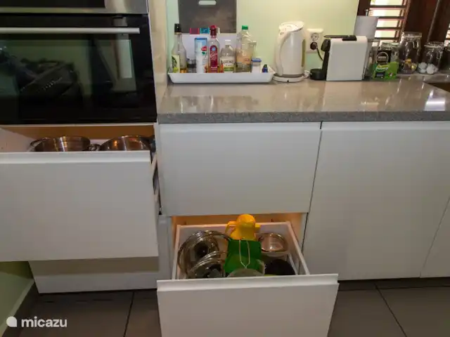 villa huren in Bonaire, Bonaire, Belnem – Cas Bon Majeti De lades van de keuken zijn verlicht. Zo vindt u gemakkelijk de spullen die u nodig heeft om een eigen maaltijd te bereiden.