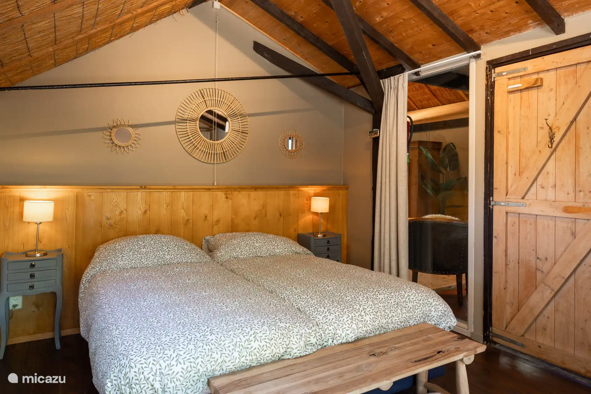 Schlafzimmer 1 befindet sich im Erdgeschoss, das Gartenzimmer bietet Blick auf den Garten.