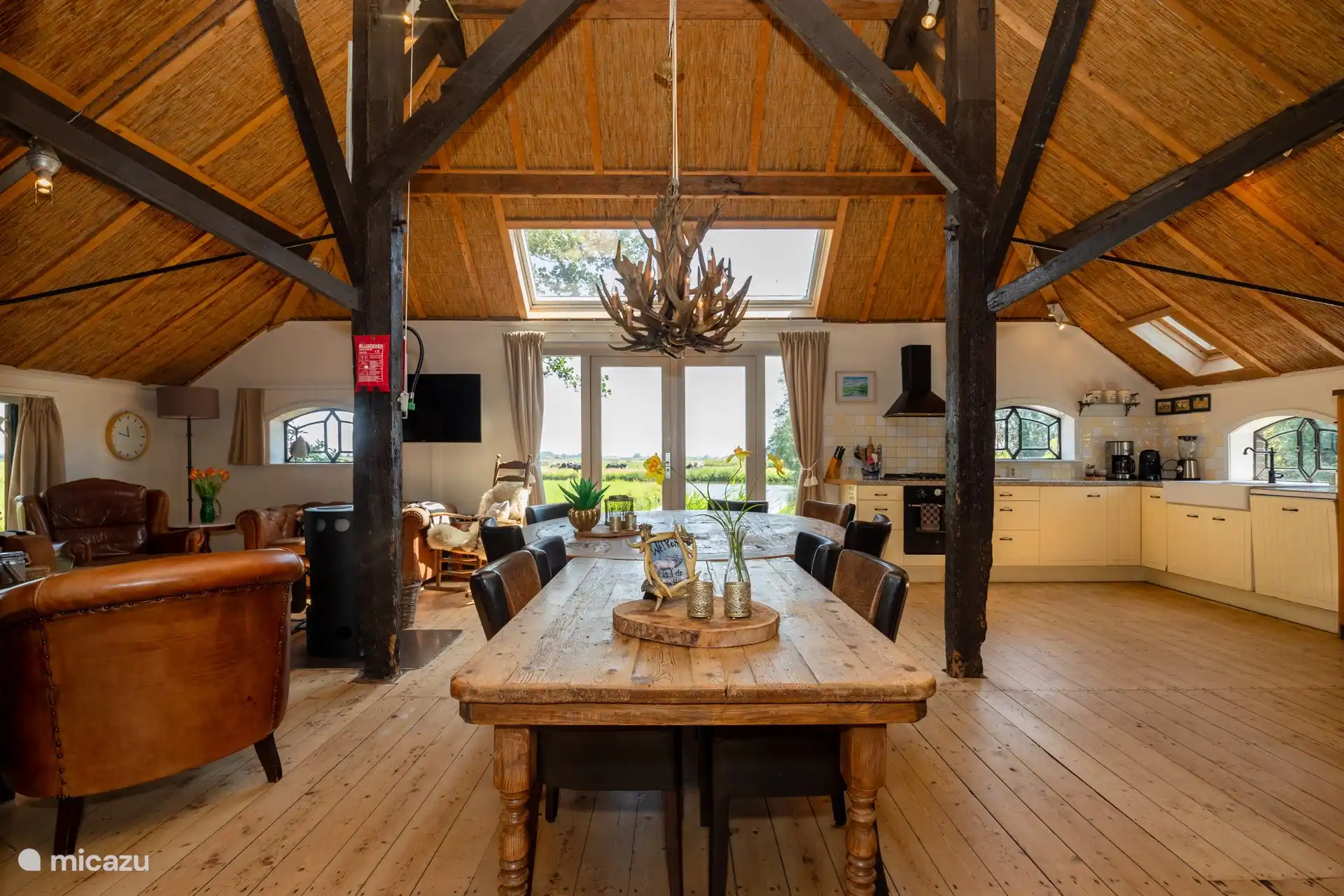 An die Küche schließt sich das Wohnzimmer an.