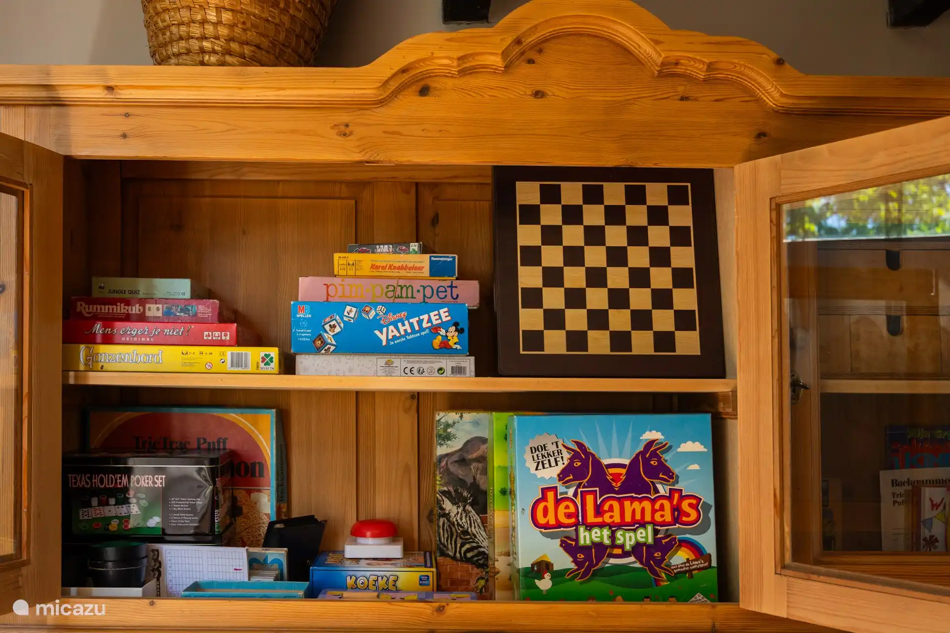 Und natürlich einen Spieleschrank!