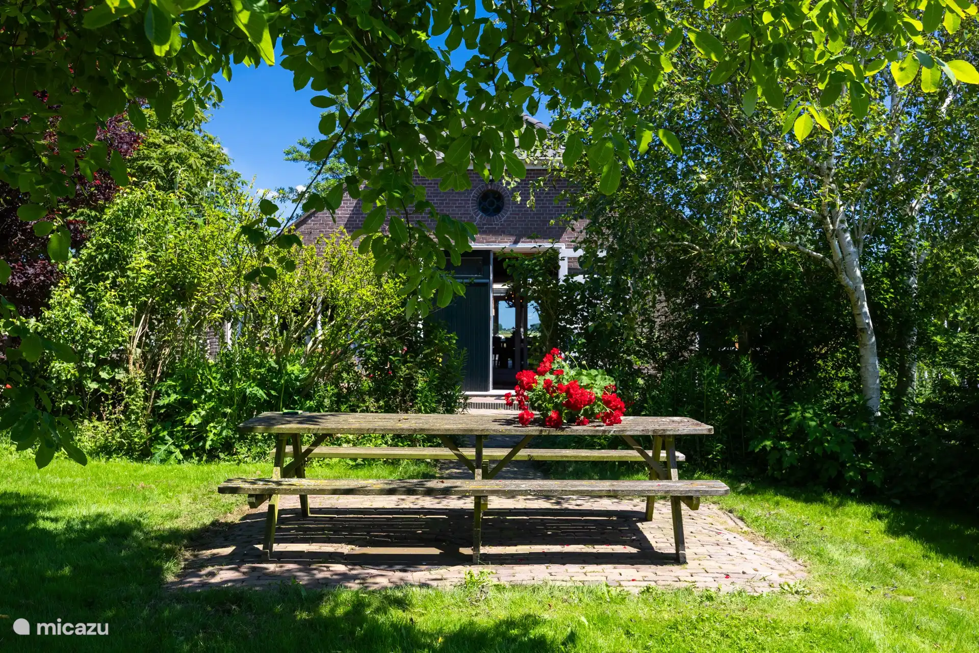 Der Eingang zum Anna Hoeve mit einem Sitzplatz in der Sonne.