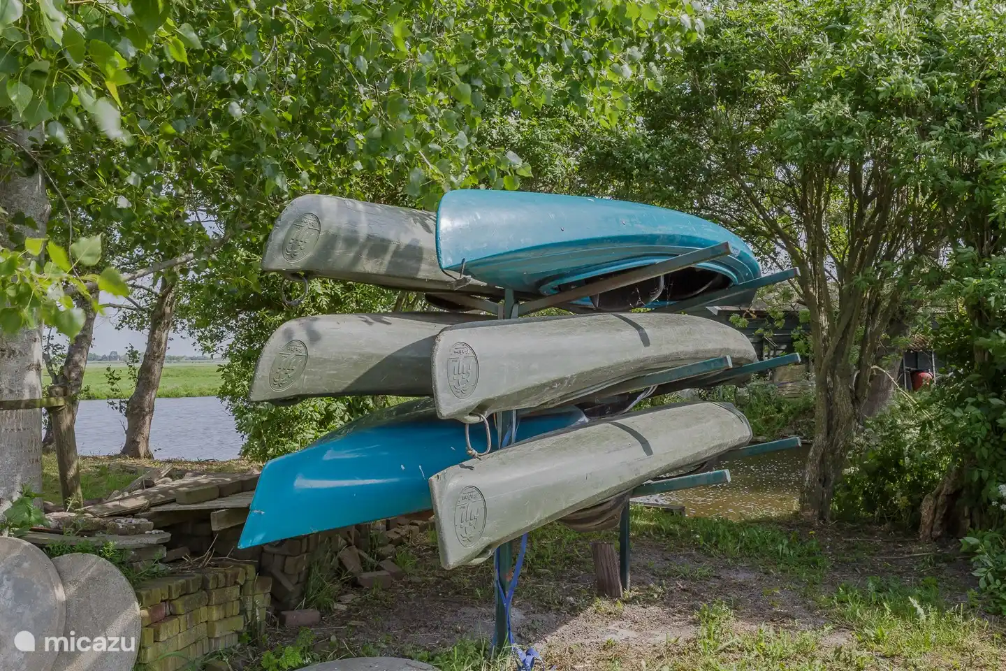 Schnappen Sie sich kostenlos ein Kanu und begeben Sie sich auf ein Abenteuer.