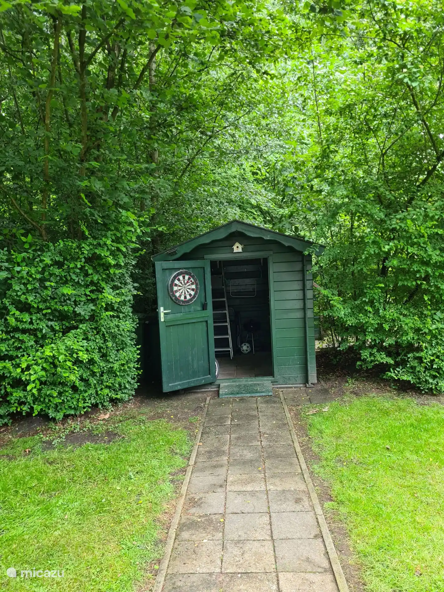 Cabanon avec espace pour vélos, etc.