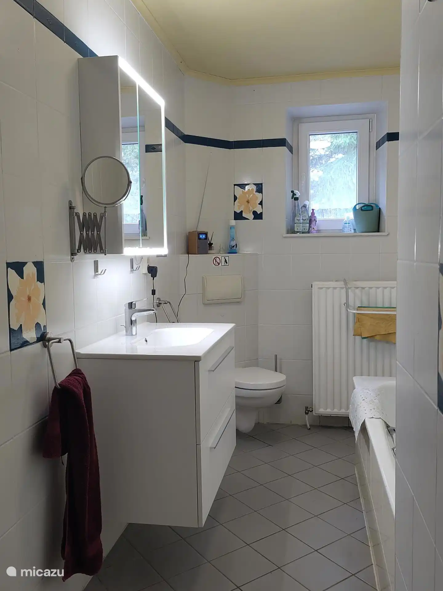 Baño en la planta baja, entre los dos dormitorios