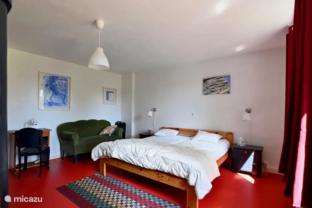 De masterbedroom of de super grote slaapkamer op het gelijkvloers. Eén van de 2 slaapkamers op het gelijkvloers