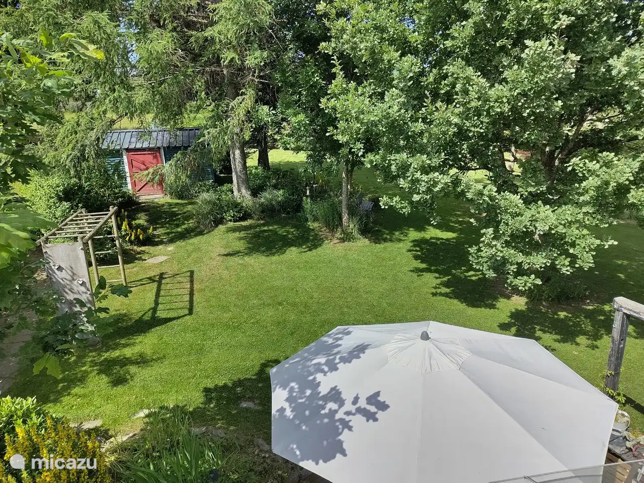 tuin vanuit slaapkamerraam