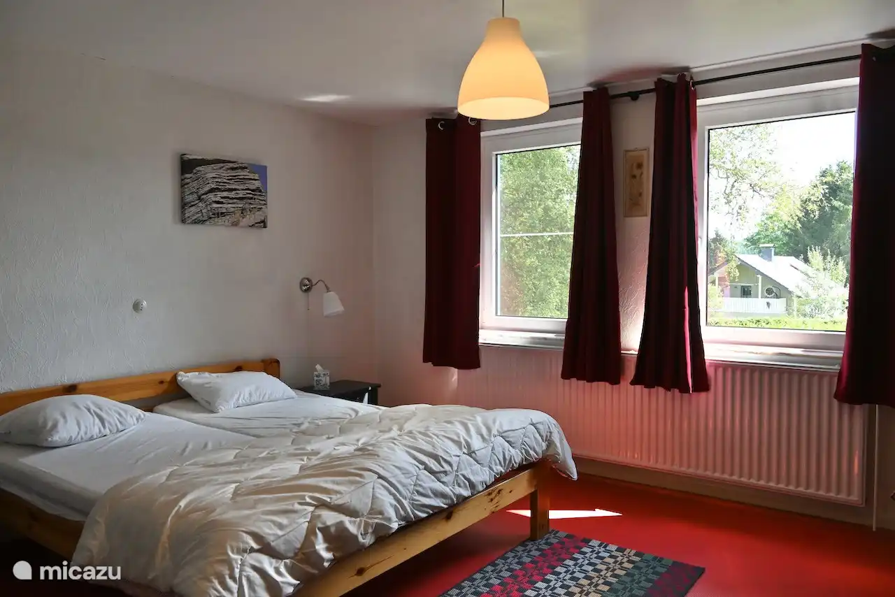 großes Schlafzimmer im Erdgeschoss mit wunderschönem Blick auf Kalterherberg