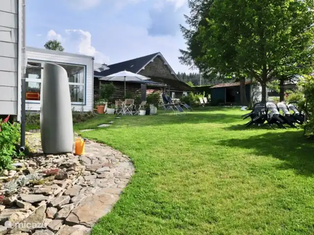 Osterglocken, maison de vacances Eifel | Belgique, Ardennes, Butgenbach - maison de vacances terrasse et partie du jardin
avec une autre allée de jardin
