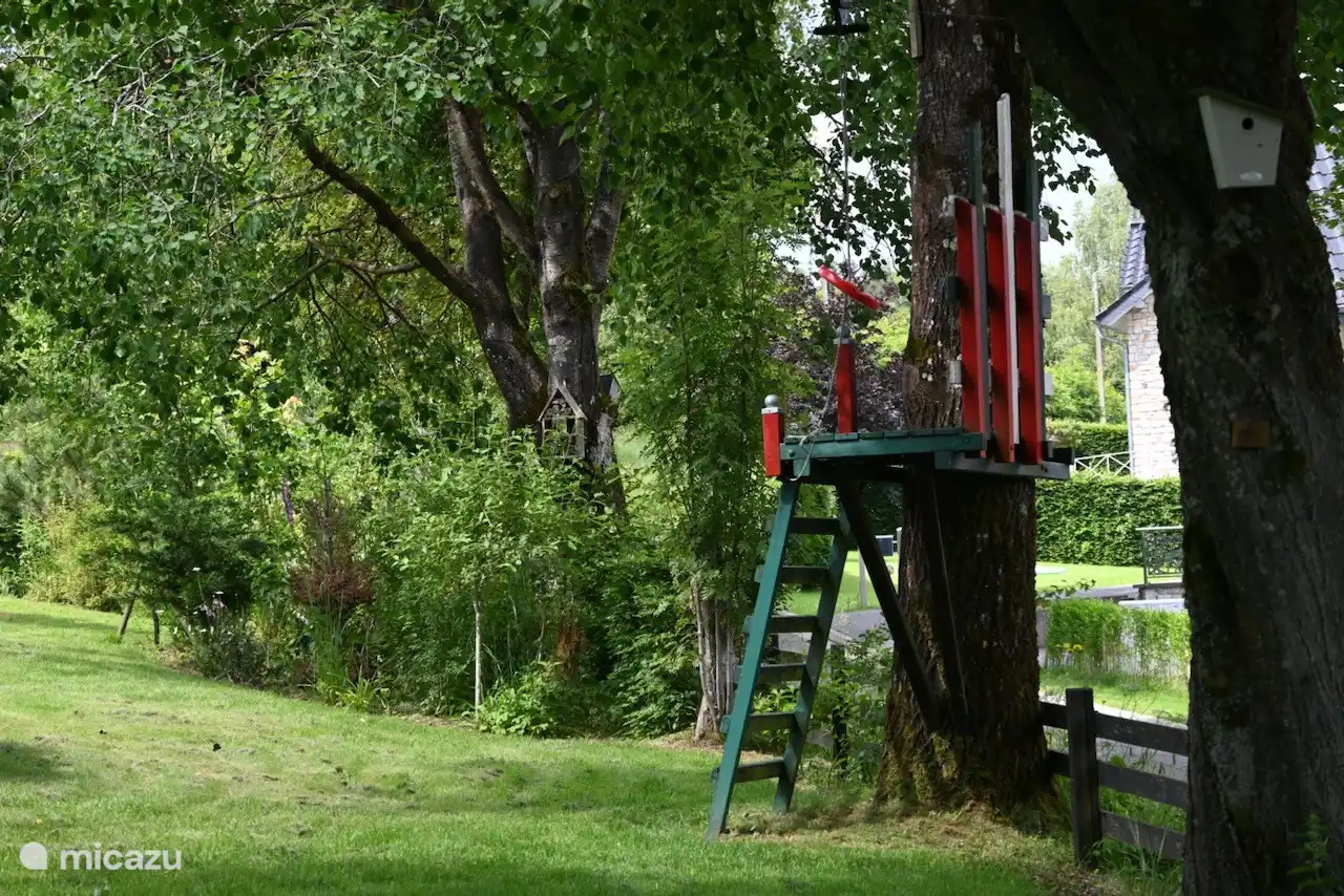 Our hit song: 27-metre-long cable car