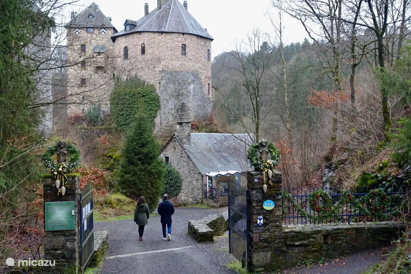 Reinhardstein Castle, completely rebuilt and decorated: easily accessible during the Christmas holidays and the castle is bathed in an atmosphere of Christmas and so much more, incredible