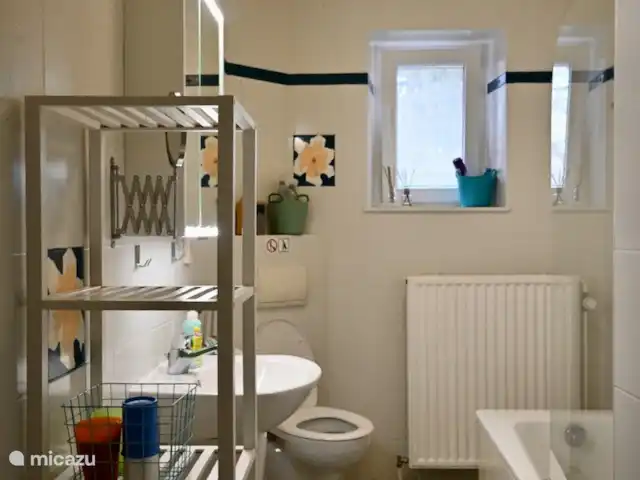 Osterglocken, maison de vacances Eifel | Belgique, Ardennes, Butgenbach - maison de vacances salle de bain au rez-de-chaussée avec baignoire et toilettes