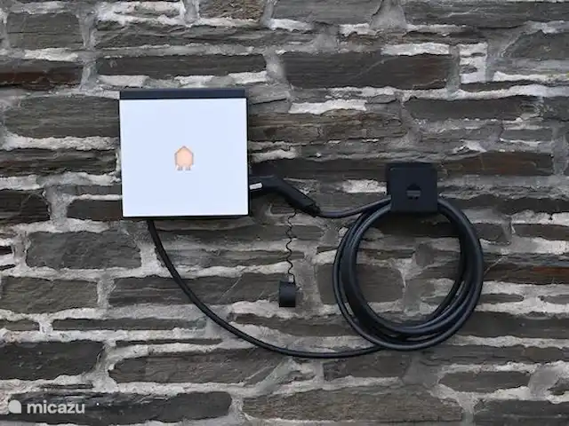 Osterglocken, maison de vacances Eifel | Belgique, Ardennes, Butgenbach - maison de vacances Borne de recharge pour voitures électriques sur la façade de la maison, à proximité des places de parking