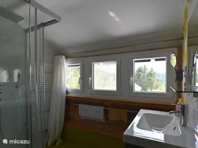 Osterglocken, maison de vacances Eifel | Belgique, Ardennes, Butgenbach - maison de vacances salle de bain avec douche et lavabo à l’étage