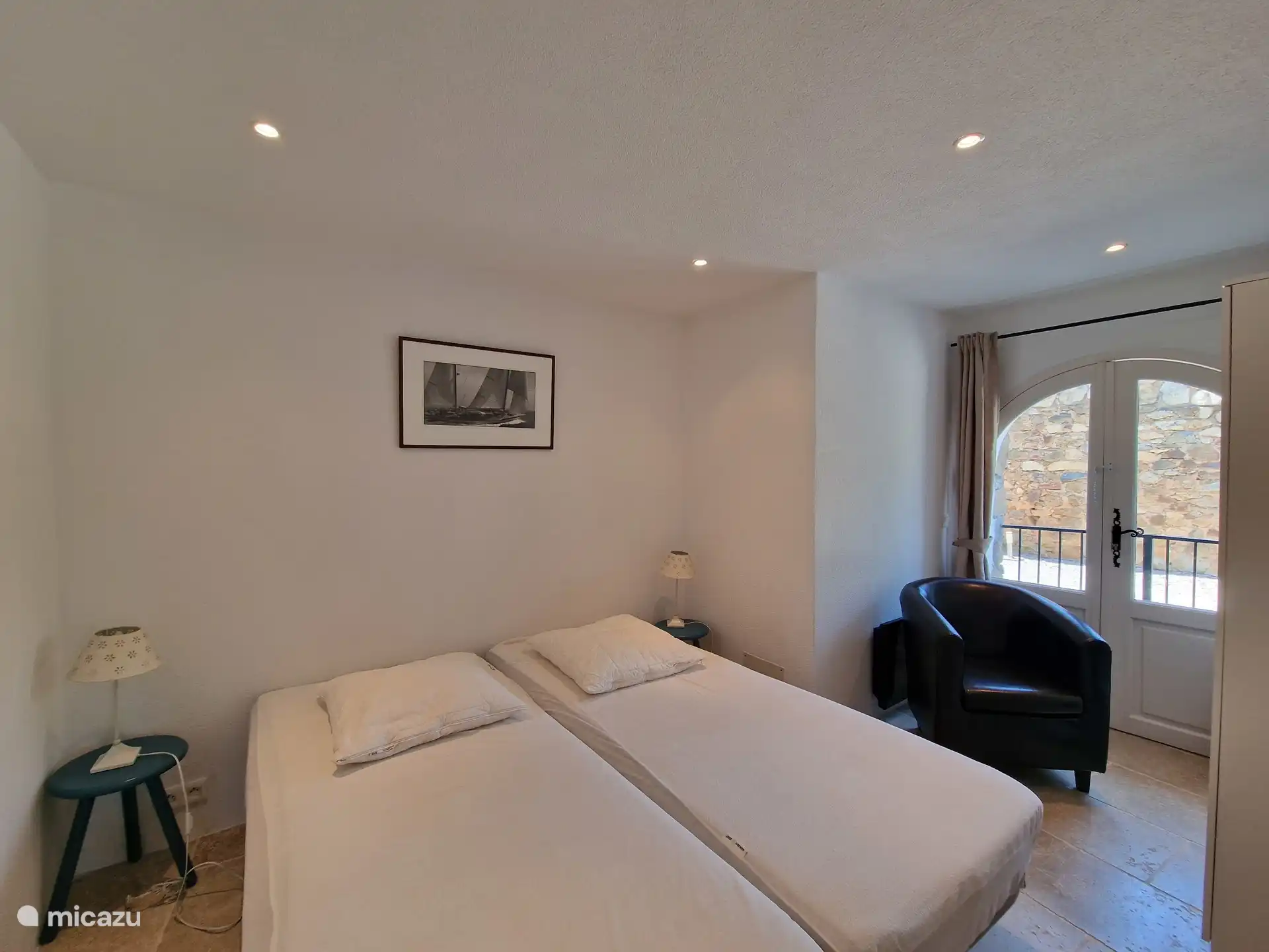 Dormitorio con puertas de patio