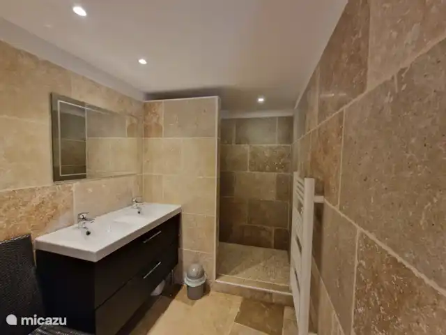 Hameau des Claudins n°12 Baggari | France, Côte d'Azur, Le Plan-de-la-Tour - maison de vacances Salle de bain avec double vasque et douche