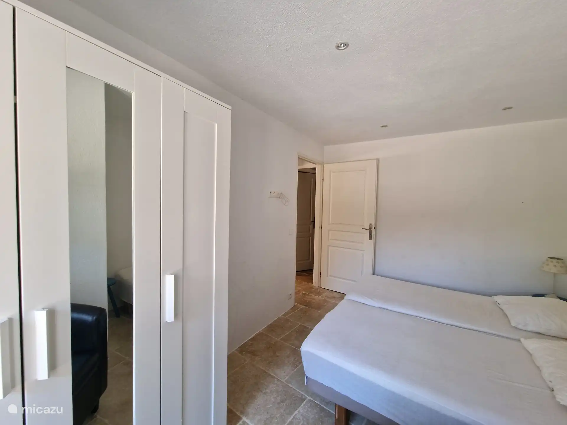 Dormitorio doble con closet