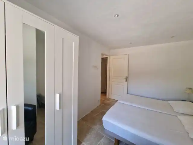 Hameau des Claudins n°12 Baggari | France, Côte d'Azur, Le Plan-de-la-Tour - maison de vacances Chambre double avec placard