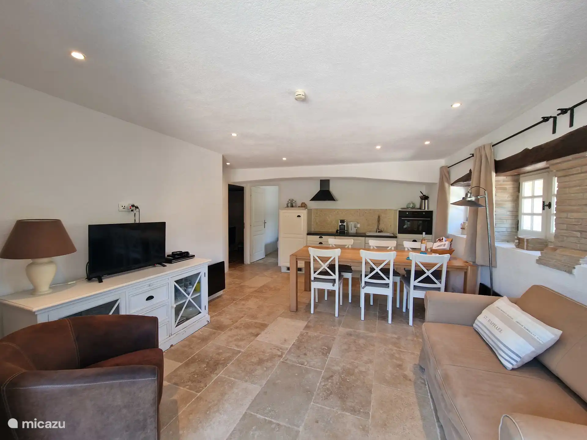 Sala de estar con sofá cama y TV