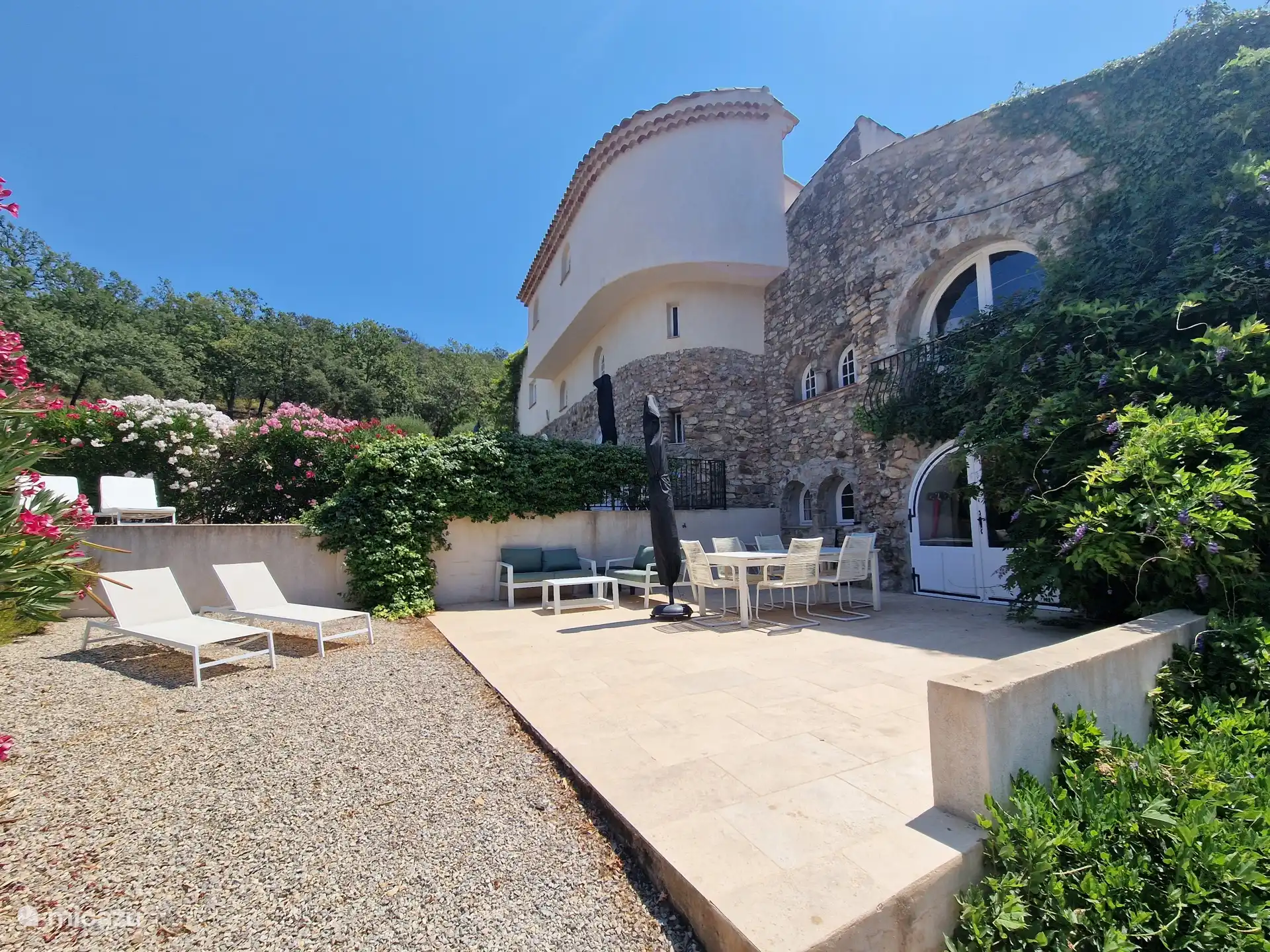 Amplia terraza con mesa de comedor, set de salón y tumbonas