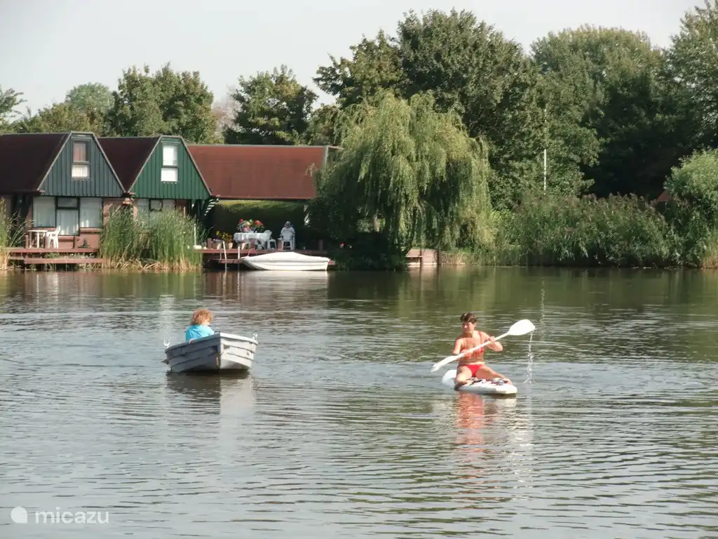 Roeien of op de surfboard peddelen.