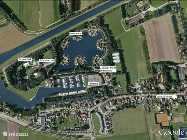 Location de Vacances Pays-Bas, Hollande du Nord, Nieuwe Niedorp, maison de vacances - Maison de vacances avec bateau à rames Ici, vous pouvez voir le parc avec le port de plaisance. La piscine peut également être vue. Tout est situé sur le canal Alkmaar-Kolhorn.