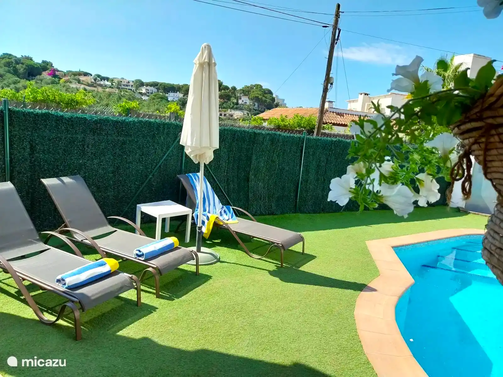 Zwembadhaddoeken worden gegeven van juni tot september.
