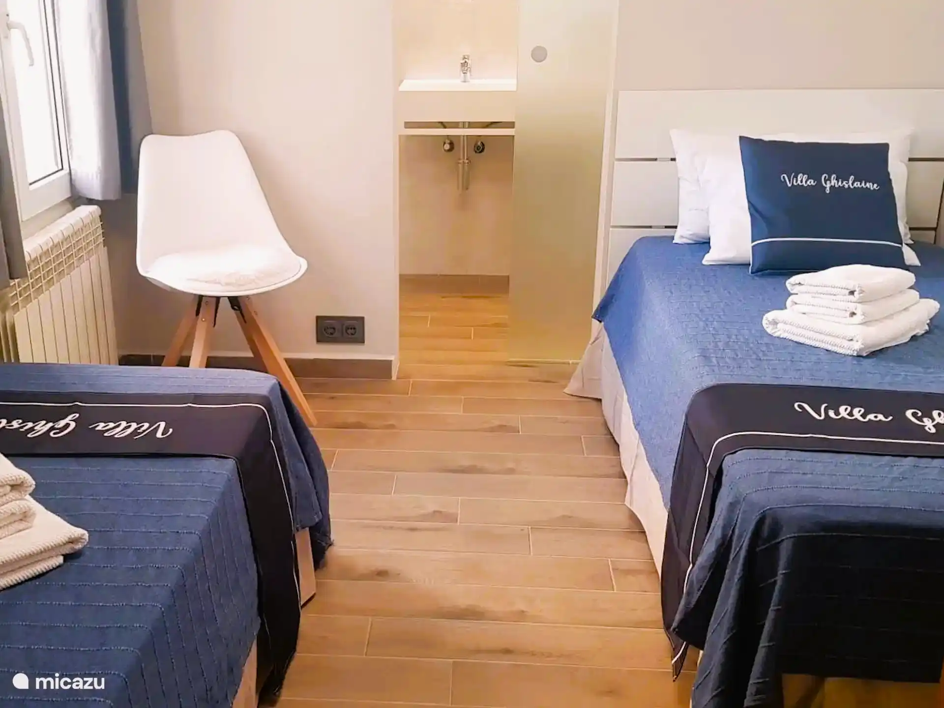 Slaapkamer met 2 eenpersoonsbedden en directe toegang tot de 2de badkamer. De kamer is voorzien van airconditioning of ventilator, naar keuze. Bed- en Badlinnen inbegrepen in All inclusive.
