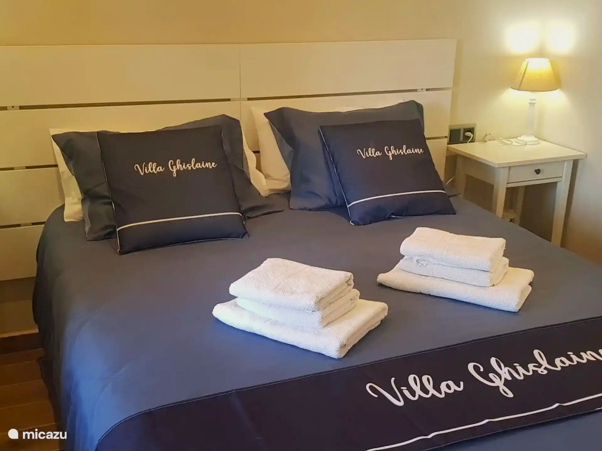 1 ste slaapkamer is een aangename tweepersoons slaapkamer .