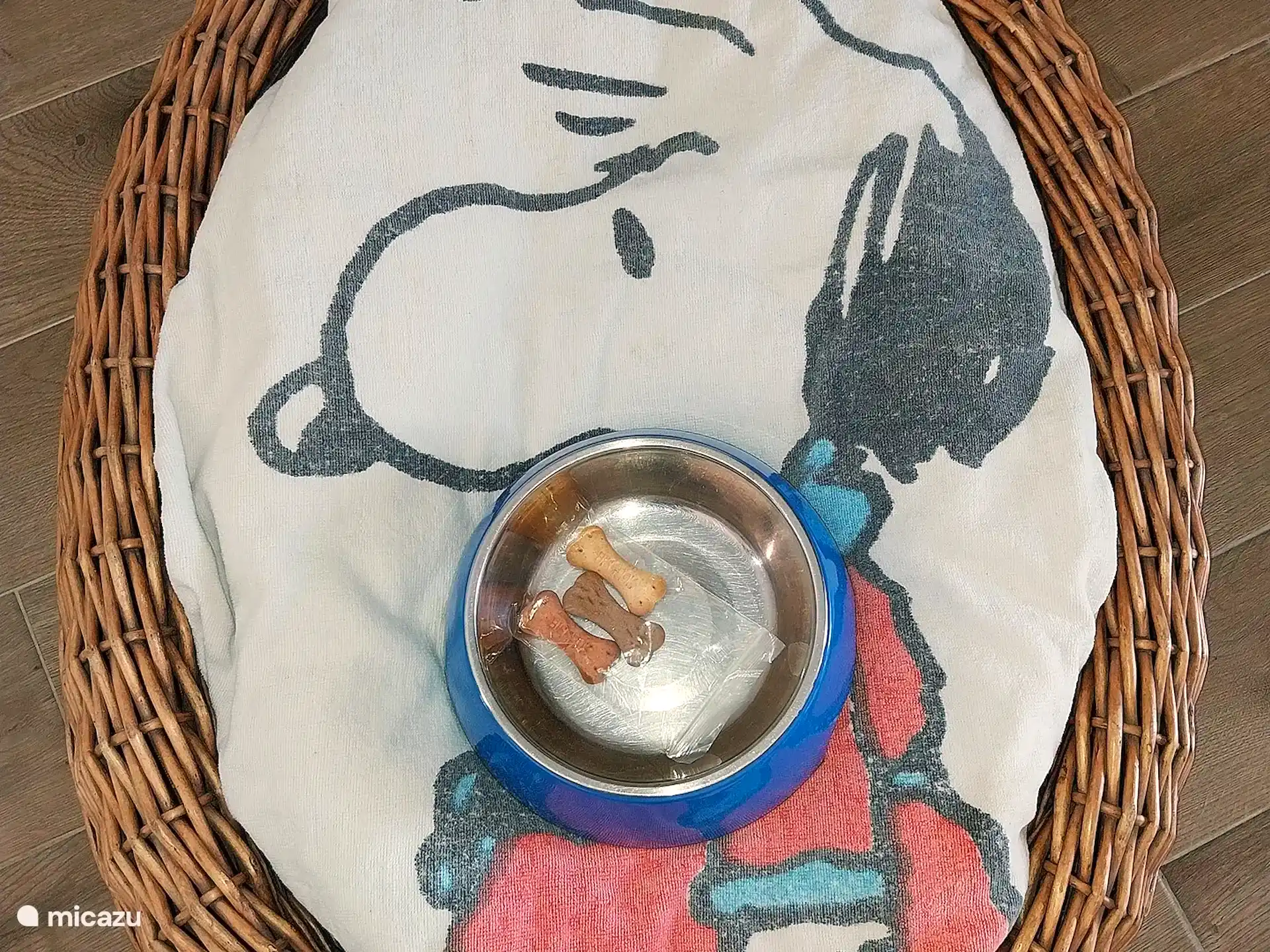 Für die vierbeinigen Freunde, ein Hundebett, ein Futternapf, einen Wassernapf, ein Handtuch und eine Überraschung, damit sich die Tiere während ihres Aufenthalts willkommen fühlen.
Auf Anfrage.