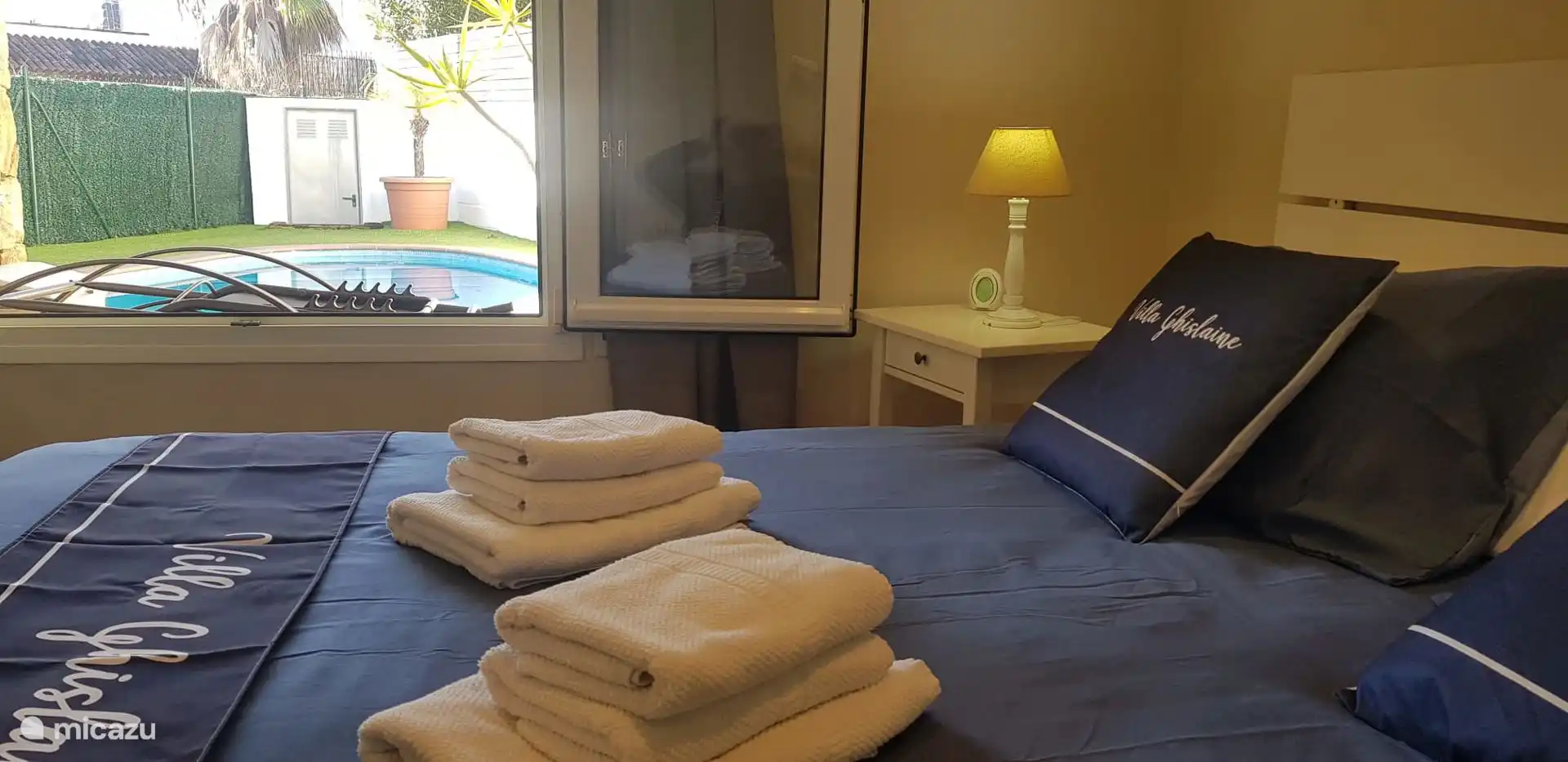 Met zicht op zwembad en air conditioning of ventilator naar eigen wens.